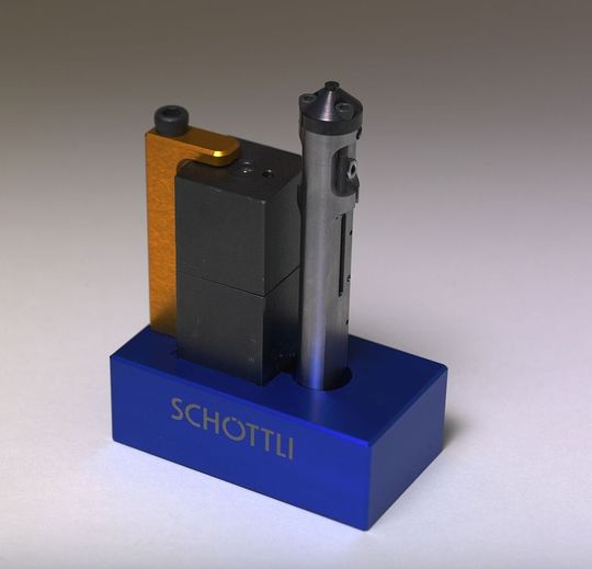 Schöttli präsentierte einen neuartigen Nadelveschluss auf der K 2013. Mit seiner speziellen Funneltechnik sorgt er für viele Vorteile im Vergleich zu herkömmlichen Systemen, wie leichtere Werkzeuge und geringeren Energieverbrauch.