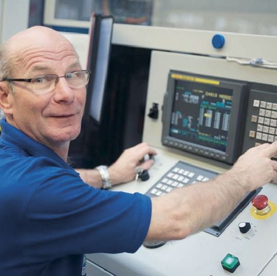 Der Rändeltechnikexperte schlechthin: Reinhold Dreher arbeitet seit fast 50 Jahren bei der Hommel + Keller Präzisionswerkzeuge GmbH. Der Rändeltechnikexperte schlechthin: Reinhold Dreher arbeitet seit fast 50 Jahren bei der Hommel + Keller Präzisionswerkzeuge GmbH.