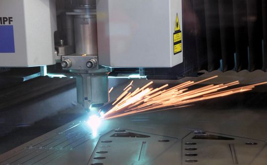 Metallbearbeitungsmaschinen sind anspruchsvolle Mehrachsenapplikationen mit hoher Performance und geringen Zykluszeiten. Profinet-Drehgeber helfen hier, höchstmögliche Anlagenverfügbarkeit zu gewährleisten. Metallbearbeitungsmaschinen sind anspruchsvolle Mehrachsenapplikationen mit hoher Performance und geringen Zykluszeiten. Profinet-Drehgeber helfen hier, höchstmögliche Anlagenverfügbarkeit zu gewährleisten.