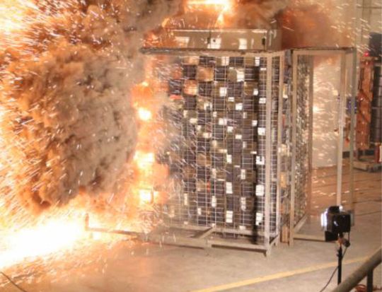 Das will niemand erleben: Störlichtbogenfall mit Druckwellen von bis zu 300 kN pro Quadratmeter, Hitze bis 15.000° C und Schallwellen bis 140 dB. Das will niemand erleben: Störlichtbogenfall mit Druckwellen von bis zu 300 kN pro Quadratmeter, Hitze bis 15.000° C und Schallwellen bis 140 dB.