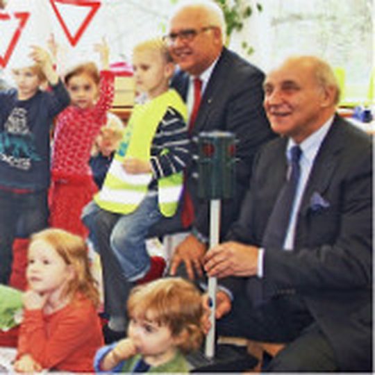 Große Freude im Kindergarten: Der Kölner Bürgermeister Hans-Werner Bartsch (li.) und Obermeister Rolf Mauss übergeben Verkehrsspiele.