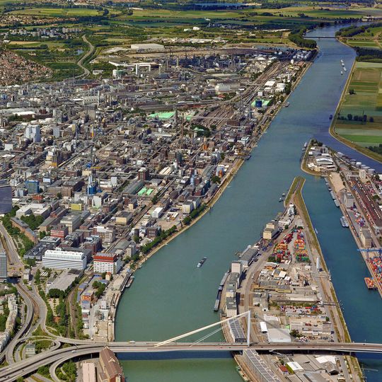 Ende Oktober wurde in Lampertheim eine neue Kraft-Wärme-Kopplungsanlage in Betieb genommen. Unser Bild zeigt eine Luftaufnahme des BASF Stammwerks in Ludwigshafen. Ende Oktober wurde in Lampertheim eine neue Kraft-Wärme-Kopplungsanlage in Betieb genommen. Unser Bild zeigt eine Luftaufnahme des BASF Stammwerks in Ludwigshafen.