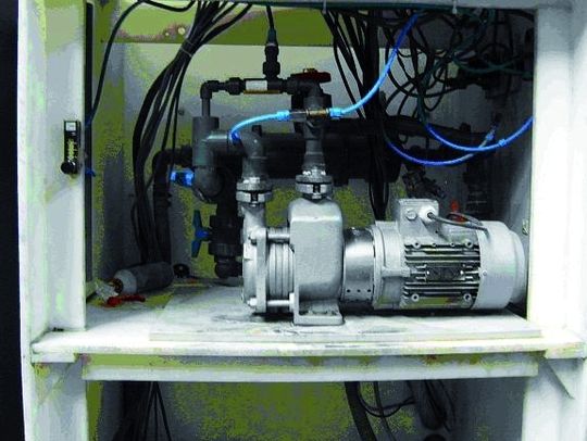 Mehrphasenpumpe für die Flotationsanlage – die Pumpe führt verun- reinigten Kühlschmierstoff im Kreislauf und mischt dabei Luft zu; sie fungiert als Mischer und wird auch Zweistrompumpe genannt. Mehrphasenpumpe für die Flotationsanlage – die Pumpe führt verun- reinigten Kühlschmierstoff im Kreislauf und mischt dabei Luft zu; sie fungiert als Mischer und wird auch Zweistrompumpe genannt.