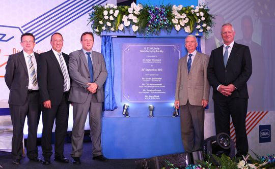 v.l. Der Geschäftsführer von R. Stahl Indien Jörg Fitzek, Produktionsleiter Clife Hermanowski, Marketing und Vertriebsleiter Jonathan Peaurt, Konsul Dr. Stefan Weckbach und R. Stahl Vorstandsvorsitzender Martin Schomaker bei der Eröffnung. v.l. Der Geschäftsführer von R. Stahl Indien Jörg Fitzek, Produktionsleiter Clife Hermanowski, Marketing und Vertriebsleiter Jonathan Peaurt, Konsul Dr. Stefan Weckbach und R. Stahl Vorstandsvorsitzender Martin Schomaker bei der Eröffnung.