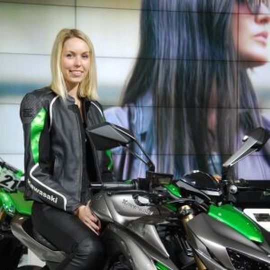 Gewinnendes Lächeln - mit Bravour meisterten die Mailänder Mädels 2013 das Blitzlichtgewitter, das am ersten Messetag der EICMA, dem Pressetag, auf sie niederging. Gewinnendes Lächeln - mit Bravour meisterten die Mailänder Mädels 2013 das Blitzlichtgewitter, das am ersten Messetag der EICMA, dem Pressetag, auf sie niederging.