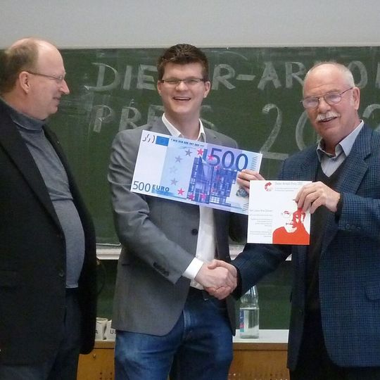 Prof. K. Furmans, Dipl.-Wi.-Ing. Arne Schwarz und Prof. D. Arnold bei der Preisübergabe (v.l.). Prof. K. Furmans, Dipl.-Wi.-Ing. Arne Schwarz und Prof. D. Arnold bei der Preisübergabe (v.l.).