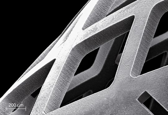 Das präzise Schneiden von bioresorbierbarem Material, wie etwa Polymer-Stents mit Stegbreiten von 100 µm wird mit dem Femto-Kurzpulslaser möglich. Das präzise Schneiden von bioresorbierbarem Material, wie etwa Polymer-Stents mit Stegbreiten von 100 µm wird mit dem Femto-Kurzpulslaser möglich.