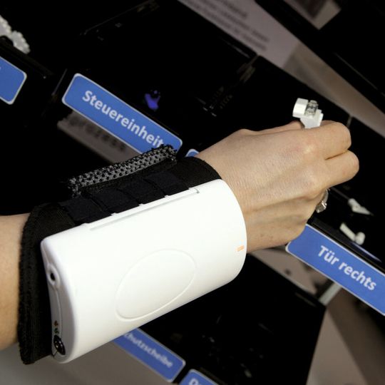 Beugt Fehlgriffen vor: Das RFID-Armband des Fraunhofer-Instituts für die mobile Objekt-Identifikation. Das Armband ist nur rund 300 Gramm leicht und behindert oder ermüdet den Nutzer bei seinen Tätigkeiten nicht. Beugt Fehlgriffen vor: Das RFID-Armband des Fraunhofer-Instituts für die mobile Objekt-Identifikation. Das Armband ist nur rund 300 Gramm leicht und behindert oder ermüdet den Nutzer bei seinen Tätigkeiten nicht.