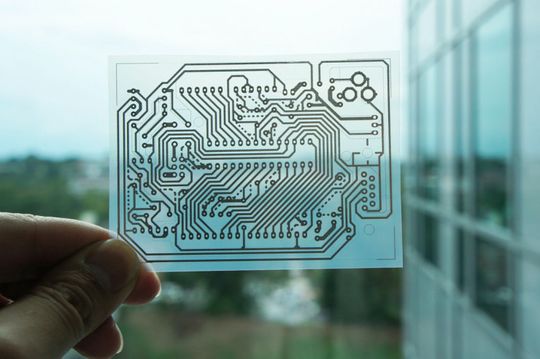 Leiterplatte für einen Arduino-Mikrocontroller, gedruckt auf PET-Folie mit einem Office-Inkjet-Printer Leiterplatte für einen Arduino-Mikrocontroller, gedruckt auf PET-Folie mit einem Office-Inkjet-Printer