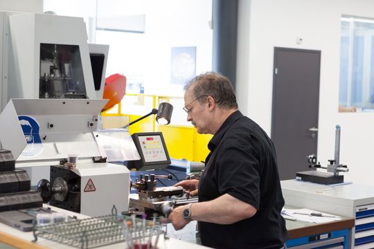 Un mécanicien au travail dans une manufacture suisse. Un mécanicien au travail dans une manufacture suisse.