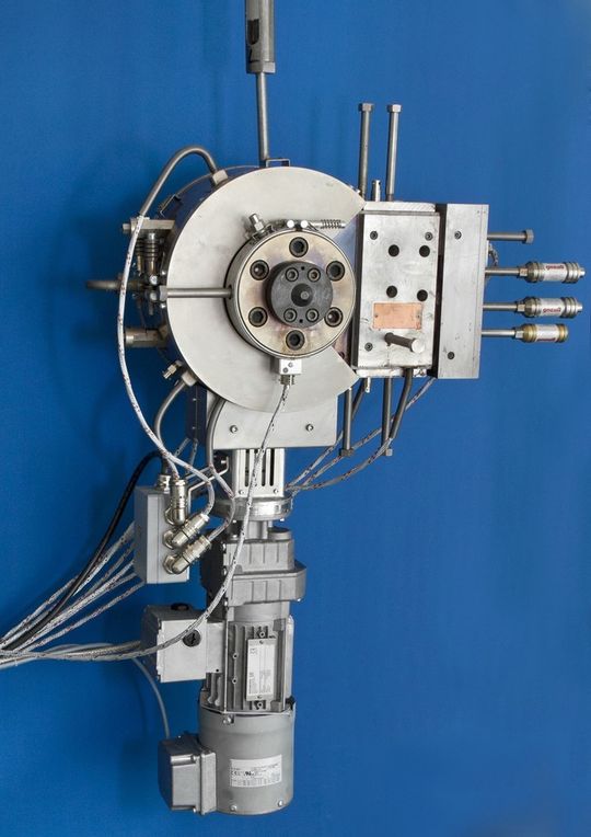 Die On-Box überprüft funktionale Kunststoffe direkt an der Mischanlage auf deren Zusammensetzung und die Verteilung der Nanopartikel. Die On-Box überprüft funktionale Kunststoffe direkt an der Mischanlage auf deren Zusammensetzung und die Verteilung der Nanopartikel.