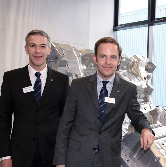 Die Unternehmensleitung von Böllhoff mit Dr. Jens Bunte und Michael W. Böllhoff (v. l.) erwartet für 2013 ein stabiles Wachstum. Die Unternehmensleitung von Böllhoff mit Dr. Jens Bunte und Michael W. Böllhoff (v. l.) erwartet für 2013 ein stabiles Wachstum.