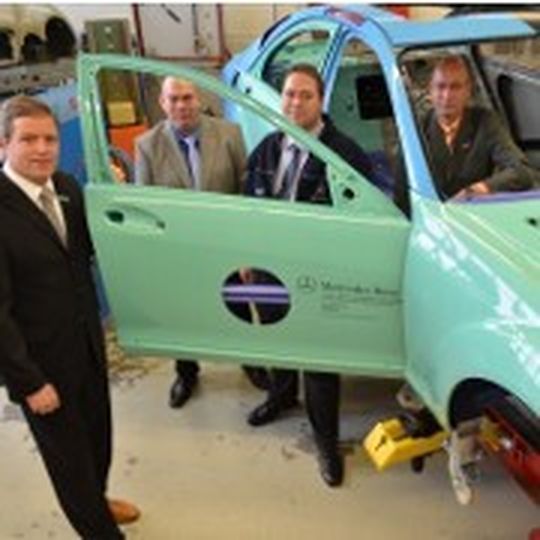 Björn Moraw, Thorsten Wiechmann und Mark Wisotzki (v. li.) von der Mercedes-Niederlassung Lübeck übergaben die Karosserie an Jens Giese von der Berufsbildungsstätte Travemünde.