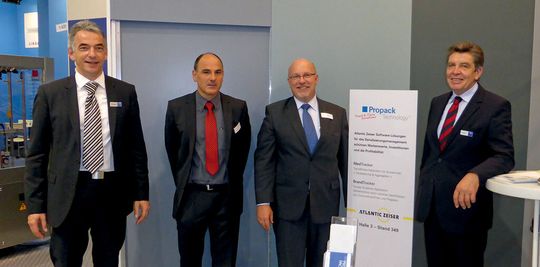 Die Geschäftsführer von Propack Thilo Achenbach (links außen) und Otto Geiger (rechts außen); in der Mitte von links: Helmut Schneider, Group Product Manager Packaging Atlantic Zeiser und Thorsten Tritschler, Geschäftsleitungsmitglied Atlantic Zeiser