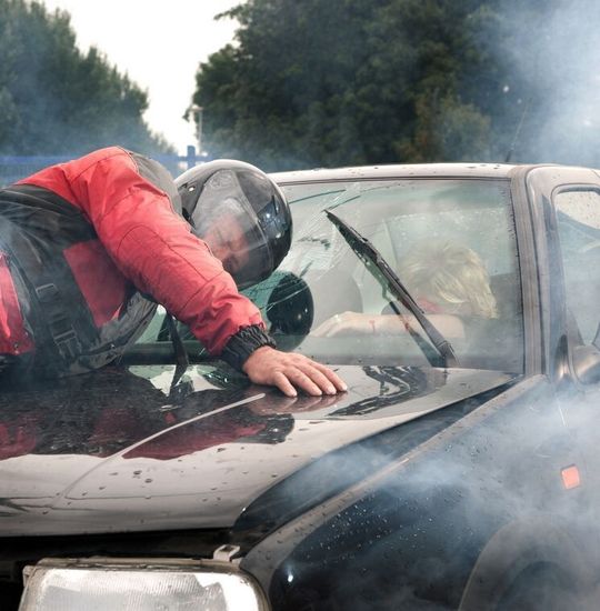 Überlebt! Laut EU-Beschluss, sollen Fahrzeugkarosserien in Zukunft andere Verkehrsteilnehmer, vor allem Fußgänger, besser schützen. Eine besondere Motorhaube in Sandwichbauweise schlägt jetzt einen neuen Konstruktionsweg ein.