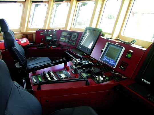 „Cruise by wire“: Wie der Airbus, so wird auch der Seenotkreuzer „Hermann Marwede“ per Joystick gesteuert. DGPS und drei ECDIS (elektronische Seekarten) mit Radar–Overlay helden beim Navigieren. „Cruise by wire“: Wie der Airbus, so wird auch der Seenotkreuzer „Hermann Marwede“ per Joystick gesteuert. DGPS und drei ECDIS (elektronische Seekarten) mit Radar–Overlay helden beim Navigieren.