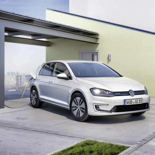 Um die CO2-Vorgaben einzuhalten, setzt auch Volkswagen auf Elektrofahrzeuge wie den e-Golf. Um die CO2-Vorgaben einzuhalten, setzt auch Volkswagen auf Elektrofahrzeuge wie den e-Golf.