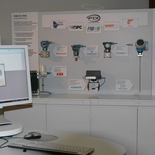 Präsentation der FDI-Technik an Feldgeräten sechs verschiedener Hersteller. Präsentation der FDI-Technik an Feldgeräten sechs verschiedener Hersteller.
