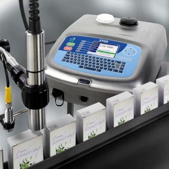 Flexibel, zuverlässig und sparsam präsentiert sich der neue Tintenstrahldrucker Linx 5900 von Bluhm Systeme. Flexibel, zuverlässig und sparsam präsentiert sich der neue Tintenstrahldrucker Linx 5900 von Bluhm Systeme.