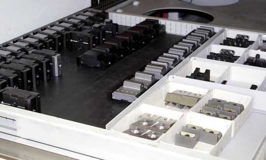 Im modularen Spannsystem Powerclamp reichen wenige unterschiedliche Elemente aus, um eine grosse Vielfalt unterschiedlicher Werkstücke zu spannen. Im modularen Spannsystem Powerclamp reichen wenige unterschiedliche Elemente aus, um eine grosse Vielfalt unterschiedlicher Werkstücke zu spannen.