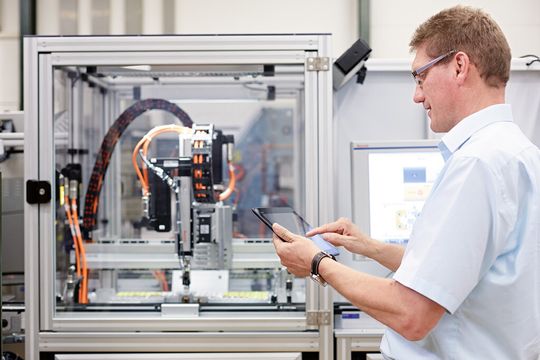Mit Open Core Engineering unterstützt Rexroth das effiziente Engineering von modularen Produktionsmaschinen. Mit Open Core Engineering unterstützt Rexroth das effiziente Engineering von modularen Produktionsmaschinen.