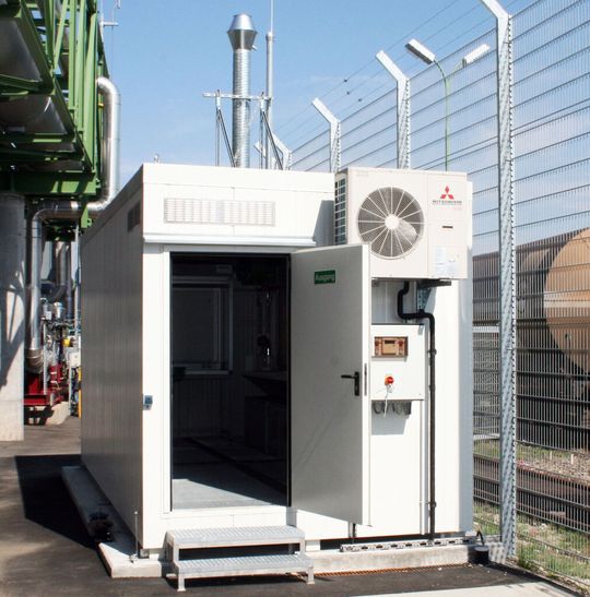 Zugangsbereich des Laborcontainers mit Klimaaußengerät und Schaltschrank Zugangsbereich des Laborcontainers mit Klimaaußengerät und Schaltschrank
