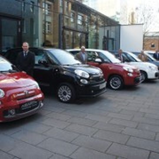 Fiat stellt verschiedenen Berufsschulen Schulungsfahrzeuge zur Verfügung.