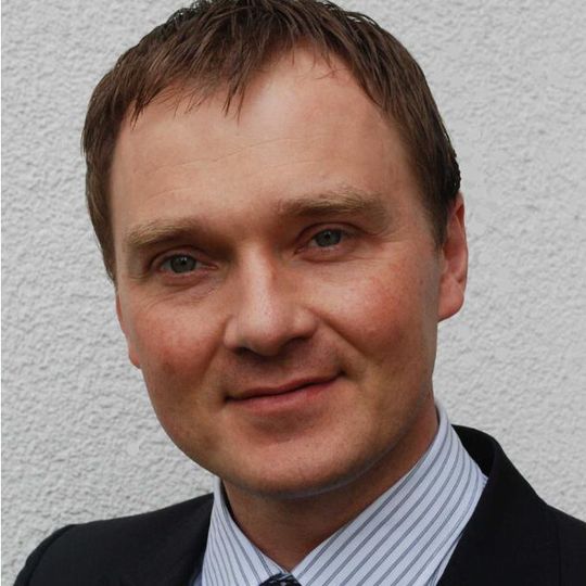 Dr. Grzegorz Ombach, Leiter des Halo-Projekts, sieht kare Vorteile in der induktiven Ladetechnik.