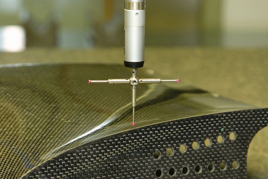 Um die Qualität von Compositebauteilen für die Luftfahrt zu testen, kommt auch hier die Koordinatenmesstechnik zur Überprüfung der Bauteildimensionen zum Einsatz.