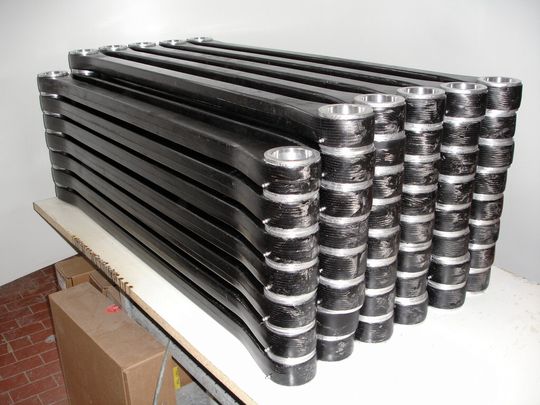 3200 CFK-Roboterarme für Kuka. Sie wiegen weniger als die Hälfte der üblichen Aluminiumversion und beim Hauptarm konnte durch ein spezielles Bauverfahren das Getriebe direkt an die CFK-Struktur angebunden werden.