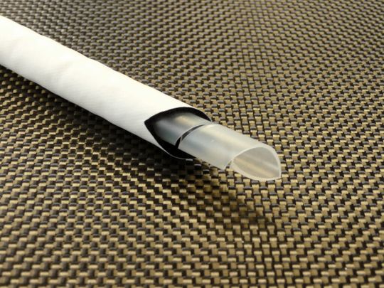 Die besondere MTI-Leitung (Membrane Tube Infusion) von DD-Compound sorgt bei der Laminatherstellung für einen reproduzierbareren Prozess bei der wichtigen Vakuuminfusion. Die besondere MTI-Leitung (Membrane Tube Infusion) von DD-Compound sorgt bei der Laminatherstellung für einen reproduzierbareren Prozess bei der wichtigen Vakuuminfusion.