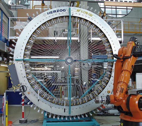 Composite-Teile müssen nicht teuer sein Mit der Flechttechnik steht eine rentabler Prozess für die Herstellung von Faserverbundbauteilen zur Verfügung, die nicht nur in den Kreis der Exklusivlösungen gehören. Das beweist ein so gefertigtes CFK-Handhabungsgerät. Composite-Teile müssen nicht teuer sein Mit der Flechttechnik steht eine rentabler Prozess für die Herstellung von Faserverbundbauteilen zur Verfügung, die nicht nur in den Kreis der Exklusivlösungen gehören. Das beweist ein so gefertigtes CFK-Handhabungsgerät.