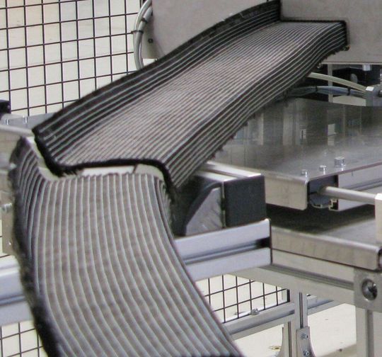 Mit einer neuartigen Fertigungszelle kann die Herstellung von Preforms für Compositebauteile in Zukunft deutlich verkürzt und somit günstiger werden.