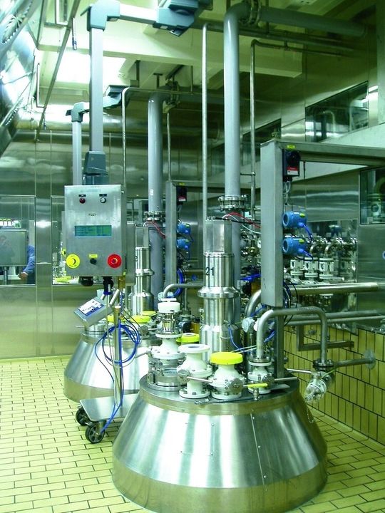 Im obersten Geschoss des Produktionsgebäudes befindet sich der Reaktorraum mit den Reaktorköpfen. Bilder: R. Stahl Schaltgeräte Im obersten Geschoss des Produktionsgebäudes befindet sich der Reaktorraum mit den Reaktorköpfen. Bilder: R. Stahl Schaltgeräte