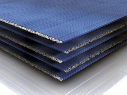 Für die äussere Schicht des Sandwich-Bauteils werden Endlos-Glasfasergelege mit einem thermoplastischen Polymer auf Basis von Polycarbonat imprägniert. Dabei wird die Benetzung und Umhüllung aller Fasern durch die Kunststoffmatrix sichergestellt. Dies ist der Schlüssel zur hohen Steifigkeit der Randschichten des Sandwichaufbaus. Für die äussere Schicht des Sandwich-Bauteils werden Endlos-Glasfasergelege mit einem thermoplastischen Polymer auf Basis von Polycarbonat imprägniert. Dabei wird die Benetzung und Umhüllung aller Fasern durch die Kunststoffmatrix sichergestellt. Dies ist der Schlüssel zur hohen Steifigkeit der Randschichten des Sandwichaufbaus.