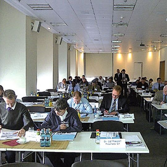 Nichts anbrennen lassen Fachvorträge zu Trends, Flammschutzsystemen und der aktuellen Gesetzeslage erwarten die Teilnehmer in Frankfurt am Main auf der 2. AVK-Tagung in Sachen Flammschutz bei Compositeanwendungen.