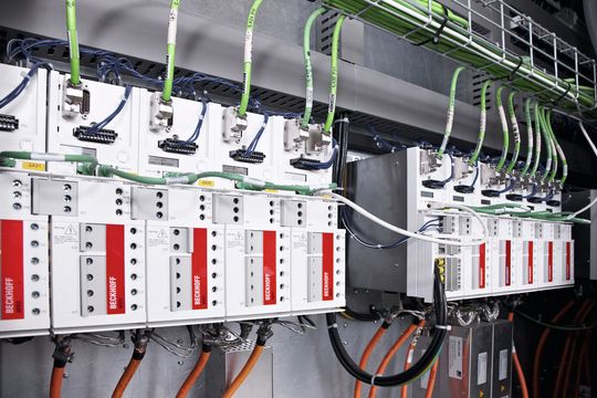 Die komplexen Herstellungsprozesse werden in der kompletten Anlage über insgesamt mehr als 100 Servoachsen gesteuert, und zwar über die Servoverstärker AX5xxx der Winline-600. Die komplexen Herstellungsprozesse werden in der kompletten Anlage über insgesamt mehr als 100 Servoachsen gesteuert, und zwar über die Servoverstärker AX5xxx der Winline-600.