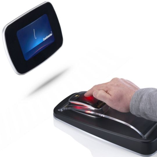 Die Touchpad-Lösung von Conti soll für weniger Ablenkung beim Fahrer sorgen. Die Touchpad-Lösung von Conti soll für weniger Ablenkung beim Fahrer sorgen.