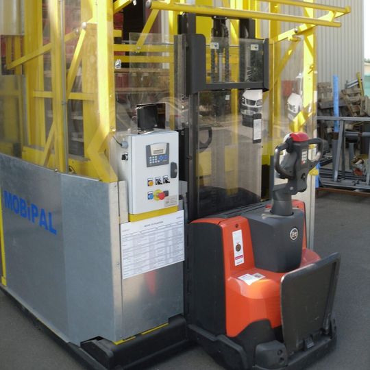 Der Bediener steht auf einem hinten am Mobipal angebrachten Podest, von dem aus er den motorisierten Staplerwagen steuern und die Paletten ganz einfach an gewünschten Stellen einsammeln beziehungsweise verteilen kann. Der Bediener steht auf einem hinten am Mobipal angebrachten Podest, von dem aus er den motorisierten Staplerwagen steuern und die Paletten ganz einfach an gewünschten Stellen einsammeln beziehungsweise verteilen kann.