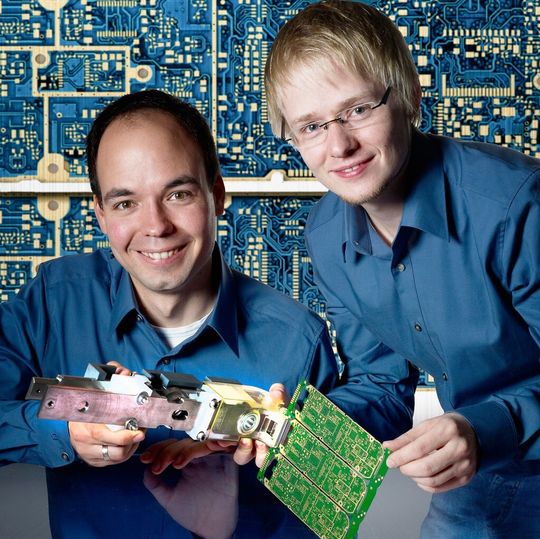 Christian Selzner und Dominik Britz zeigen die kupferbeschichtete Titanklammer. Christian Selzner und Dominik Britz zeigen die kupferbeschichtete Titanklammer.