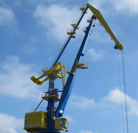 Das Automatisierungssystem PSS 4000 von Pilz steuert und überwacht im Hafen Wismar einen so genannten Portalwippkran. Das Automatisierungssystem PSS 4000 von Pilz steuert und überwacht im Hafen Wismar einen so genannten Portalwippkran.