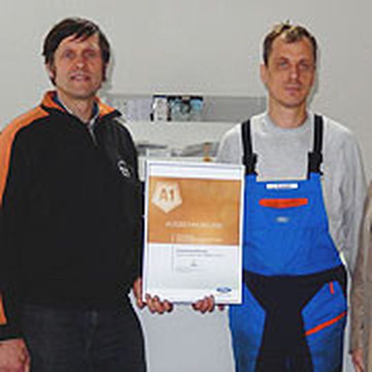 A1-Award-Gewinner bei Car-Garantie: (v.li.) Marco Brenner und Serviceberater Jens Krampitz von Autocenter Brenner in Fraureuth/Ruppertsgrün. A1-Award-Gewinner bei Car-Garantie: (v.li.) Marco Brenner und Serviceberater Jens Krampitz von Autocenter Brenner in Fraureuth/Ruppertsgrün.