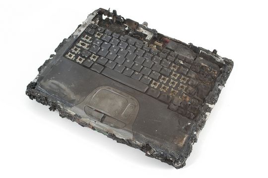 Selbst Feuer vernichtet die Daten auf Festplatten nicht immer. Experten konnten die Informationen auf diesem ausgebrannten Notebook wieder herstellen. Selbst Feuer vernichtet die Daten auf Festplatten nicht immer. Experten konnten die Informationen auf diesem ausgebrannten Notebook wieder herstellen.