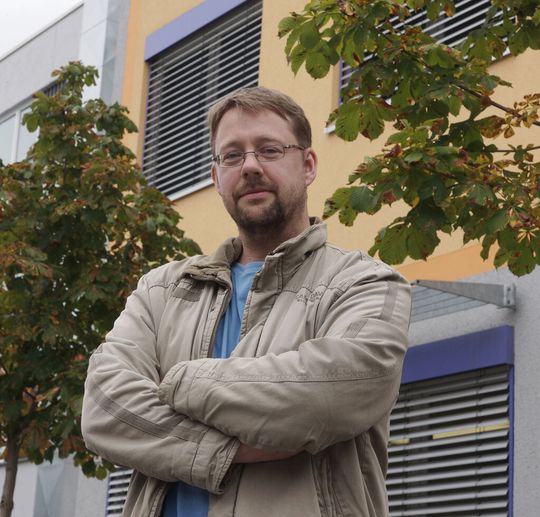 Junior-Prof. Dr. Alexander Szameit von der Uni Jena ist es mit einem internationalen Team gelungen, das Verhalten von Elektronen in Graphen umfassend zu analysieren. Junior-Prof. Dr. Alexander Szameit von der Uni Jena ist es mit einem internationalen Team gelungen, das Verhalten von Elektronen in Graphen umfassend zu analysieren.