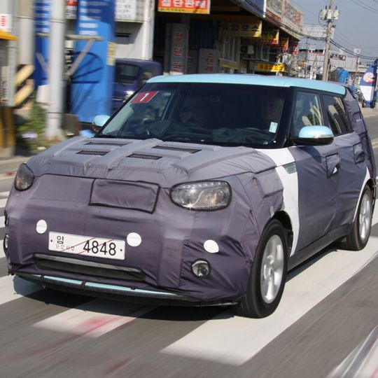 Die ersten Testfahrten mit dem elektrisch angetriebenen Kia Soul erfolgten noch getarnt. Die ersten Testfahrten mit dem elektrisch angetriebenen Kia Soul erfolgten noch getarnt.