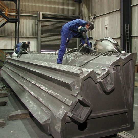 Das Meuselwitz-Guss-Portfolio umfasst Gussteile mit hoher Maßgenauigkeit und Oberflächengüte bis zu 80 t Stückgewicht, beispielsweise für den Werkzeugmaschinenbau ein Schrägbett mit Abmessungen von 11500 mm x 2270 mm x 1660 mm und einem Stückgewicht von 32.820 kg, Werkstoff: EN-GJL-250 nach DIN EN 1561, Auslieferungszustand: geputzt. Das Meuselwitz-Guss-Portfolio umfasst Gussteile mit hoher Maßgenauigkeit und Oberflächengüte bis zu 80 t Stückgewicht, beispielsweise für den Werkzeugmaschinenbau ein Schrägbett mit Abmessungen von 11500 mm x 2270 mm x 1660 mm und einem Stückgewicht von 32.820 kg, Werkstoff: EN-GJL-250 nach DIN EN 1561, Auslieferungszustand: geputzt.