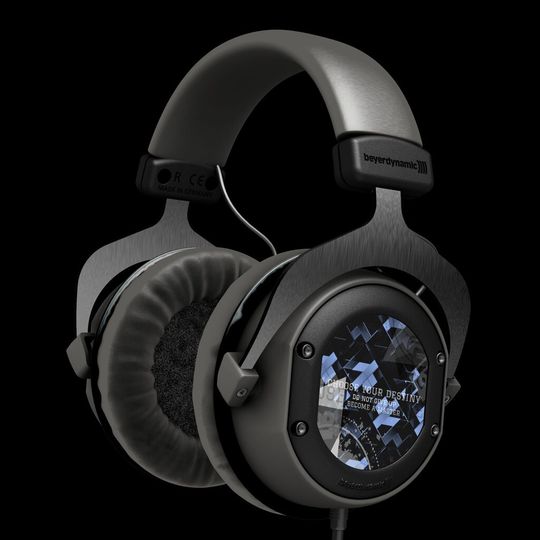 „Choose your destiny“ (Wähle Dein Schicksal) steht auf den Ohrmuscheln des Sieger-Designs des weltweit ersten Crowdsourcing-Design-Wettbewerbs von Beyerdynamic. „Choose your destiny“ (Wähle Dein Schicksal) steht auf den Ohrmuscheln des Sieger-Designs des weltweit ersten Crowdsourcing-Design-Wettbewerbs von Beyerdynamic.