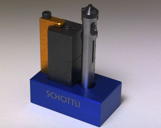 Schöttli präsentierte einen neuartigen Nadelveschluss auf der K 2013. Mit seiner speziellen Funneltechnik sorgt er für viele Vorteile im Vergleich zu herkömmlichen Systemen, wie leichtere Werkzeuge und geringeren Energieverbrauch. Schöttli präsentierte einen neuartigen Nadelveschluss auf der K 2013. Mit seiner speziellen Funneltechnik sorgt er für viele Vorteile im Vergleich zu herkömmlichen Systemen, wie leichtere Werkzeuge und geringeren Energieverbrauch.
