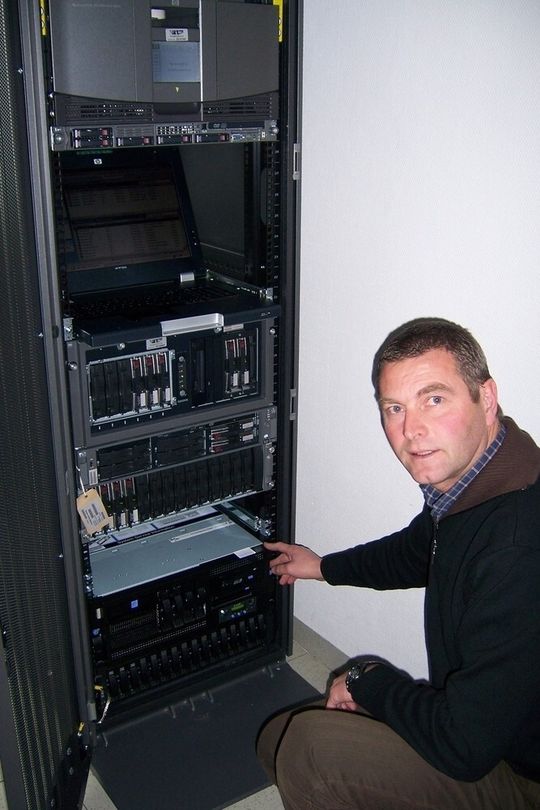 Bei Hermes sind zwei AIX-Server zu einem Cluster verbunden: Die Betriebssysteme sind auf den internen Festplatten installiert. Bei Hermes sind zwei AIX-Server zu einem Cluster verbunden: Die Betriebssysteme sind auf den internen Festplatten installiert.