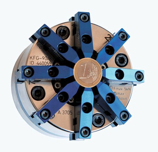 Das kleine kraftbetätigte Spannfutter KFG 90/8 hat nur 90 mm Durchmesser .